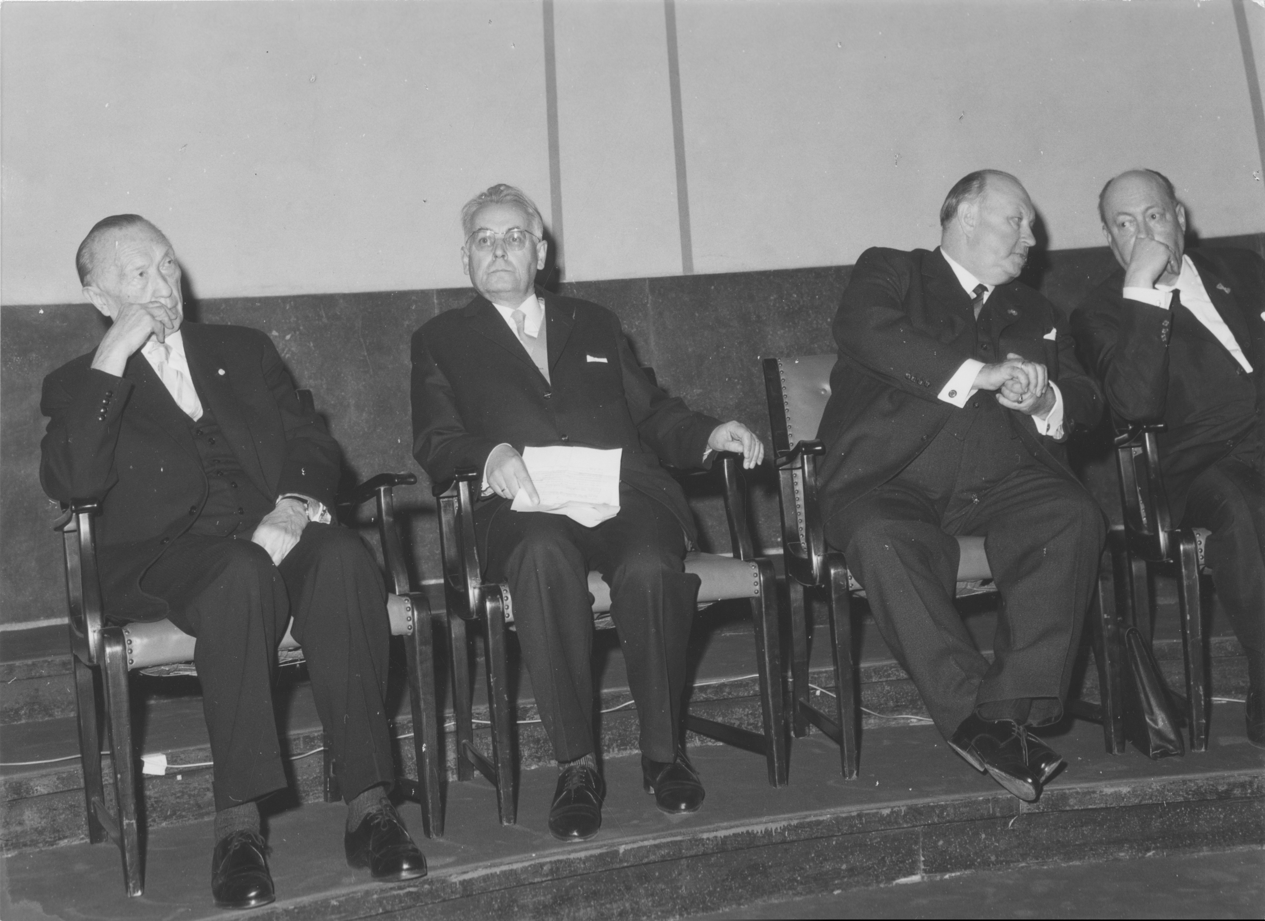 Konrad Adenauer und der Oste Georg Stadtmüller bei der Tagung der Deutschland-Stiftung in der Großen Aula der LMU.